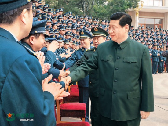 原文配图：习近平接见空军机关副师职以上领导干部。 记者 岱天荣 摄